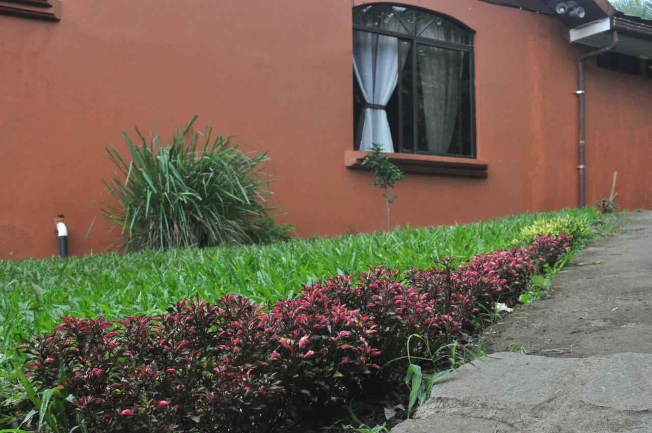 Hospedaje Amanecer Bed & Breakfast Turrialba Bagian luar foto